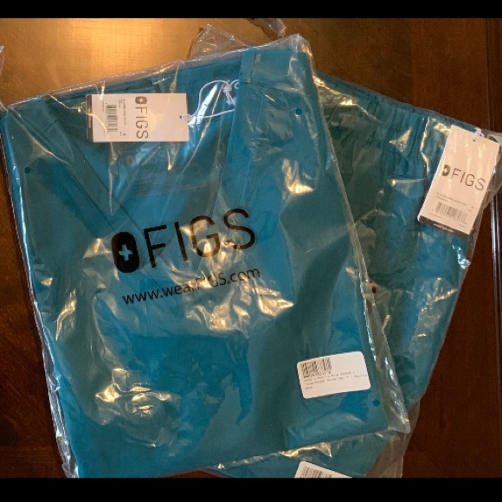 Pacific Blue Figs Scrub Set